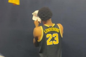 今年前十行情！伦德伯格拿下NCAA冠军，给球迷热心签名