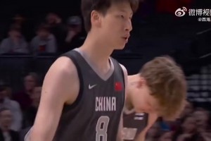 首节刚上来走步+犯规！郇斯楠出任世界队首发！有点紧张啊！