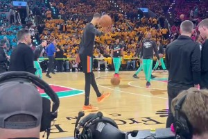 这腿看着真细啊！😅文班赛前罚球练习备战季后赛！